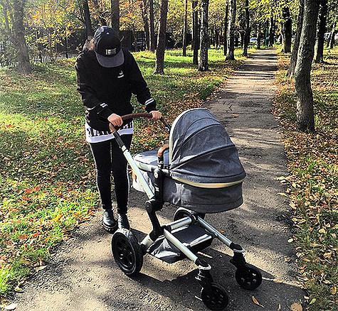 Виктория Дайнеко впервые после родов вышла на прогулку. Фото: Instagram.com/victoriadaineko.