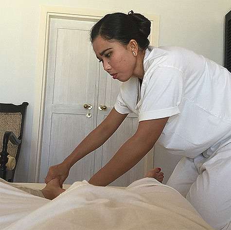 «А эта милая девушка с Бали сейчас сделает мне тайский массаж на Мальдивах». Фото: Instagram.com/lenaleninaofficial.