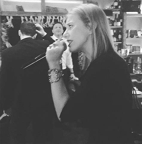 Ксения Собчак решила спеть песню Филиппа Киркорова. Фото: Instagram.com/xenia_sobchak.