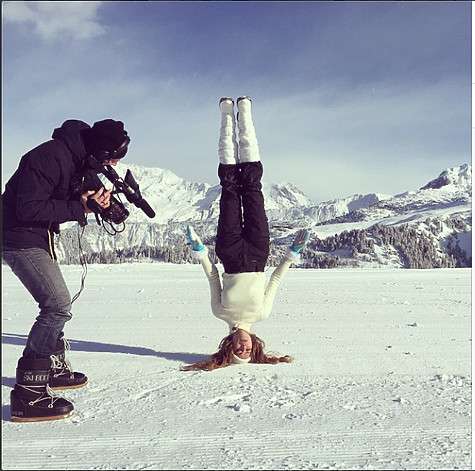Виктория поразила местных отдыхающих, встав в стойку на голове прямо на снегу. Фото: социальные сети.