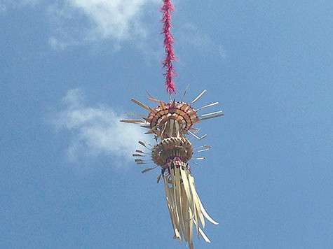 Для лучшей связи с богами балийцы устанавливают на входе в свои дома высоченные бамбуковые шесты – пенджоры.