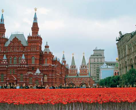 Стараниями Kenzo Parfums на Красной площади в 2003 году «расцвело» двести пятьдесят тысяч бумажных маков. Подобные акции до этого прошли в Париже, Лондоне, Милане, Вене и Сингапуре. Фото: материалы пресс-служб.