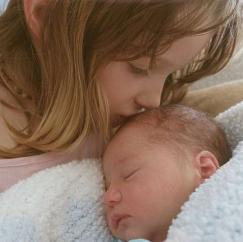 Семилетняя Эвер с нетерпением ждала рождения младшей сестренки. Фото: социальные сети