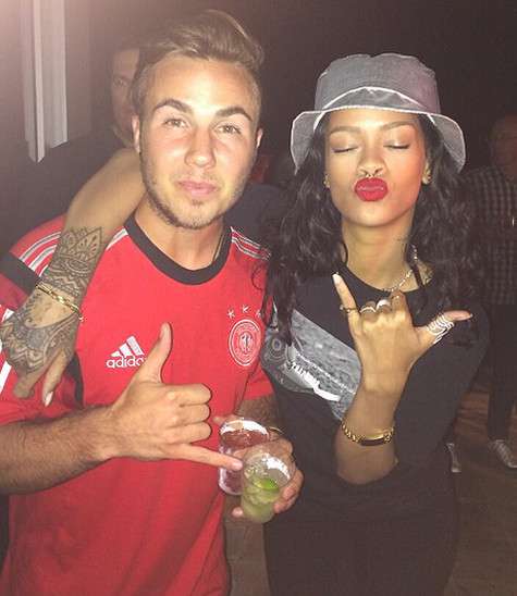 Рианна и Марио Гетце. Фото: Twitter.com/@rihanna.