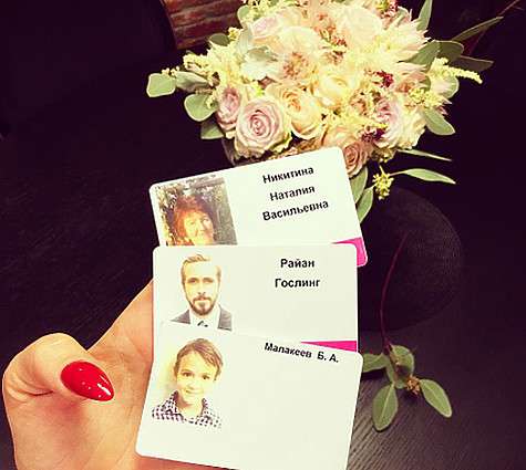 Alenavodonaeva: «Сделала вот, новые проходные карточки на территорию нашего дома. Для бабушки, сына и ещё одного парня. И кстати, товарищи журналисты, товарищи обезумевшие в последнюю неделю журналисты, конечно же я вышла замуж! За Гослинга! Даже карту до