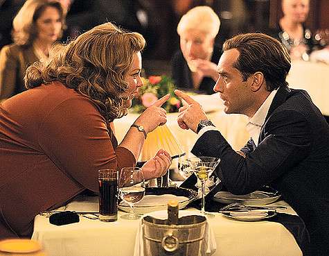 Джейсон Стэтхем и Джуд Ло помогают героине Мелиссы МакКарти спасать мир. Кадр из фильма «Шпион».