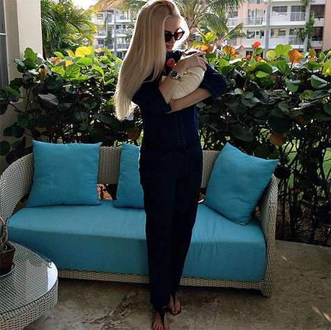 Алена Шишкова с новорожденной дочерью. Фото: Instagram.com.