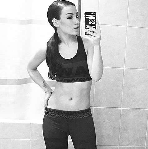 Пока фанаты обсуждают слухи о беременности Виктории Дайнеко, сама певица регулярно публикует снимки, на которых демонстрирует подтянутую фигуру и плоский живот. Фото: Instagram.com/victoriadaineko.