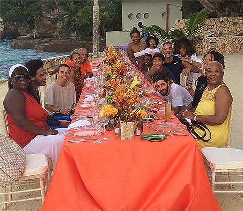 Чета Смитов поделилась снимком праздничного стола на День благодарения. Фото: Facebook.com/Jada Pinkett Smith.