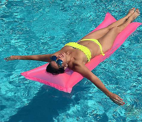 "Шлю всем потоки позитивной энергии и пожелания счастья!!!" - прокомментировала Смехова очередной снимок в купальнике. Фото: Instagram.com/alika_smekhova. Шлю всем потоки позитивной энергии и пожелания счастья!!! - прокомментировала Смехова очередной снимок в купальнике. Фото: Instagram.com/alika_smekhova.