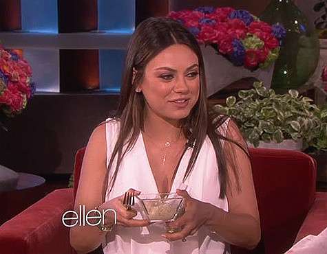 Беременная Мила Кунис с удовольствием съела соленые огурцы в прямом эфире. Фото: www.ellentv.com. Беременная Мила Кунис с удовольствием съела соленые огурцы в прямом эфире. Фото: www.ellentv.com.