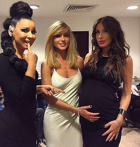 Кети Топурия наслаждается своим положением и с удовольствием дает потрогать свой животик Елке и Глюк’oZе... Фото: Instagram.com/keti_one_official.