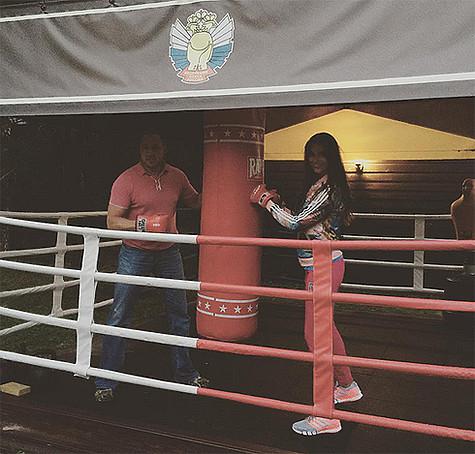 Оксана Федорова берет уроки бокса у своего супруга. Фото: Instagram.com/fedorovaoksana.