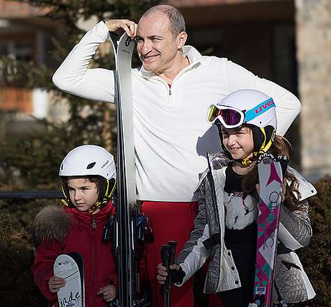 ...А его любимые девочки — 5-летняя Беата, 9-летняя Эммануэль, 18-летняя Сарина и супруга Лиана — всячески балуют артиста. Фото: личный архив Михаила Турецкого.