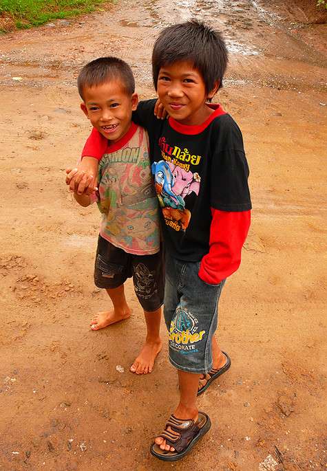 Говорят, что в далеких тайских деревнях детей кормят грудным молоком лет до трех.