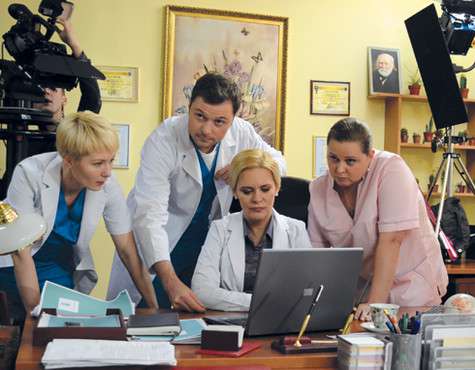 Чтобы актеры, играющие врачей, выглядели в кадре более убедительно, на площадке их консультировали действующие медицинские специалисты. Фото: материалы пресс-служб.