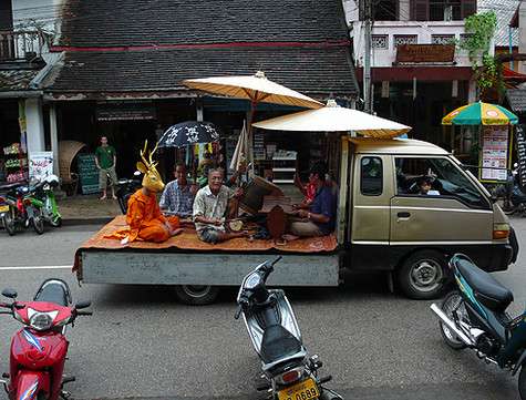 Некоторые праздничные церемонии проводились под зонтиками.
