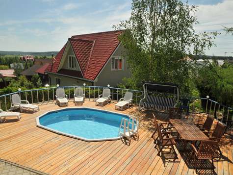 Бассейн – центр дачной жизни в теплое время года. Фото: Евгений Матвеев.