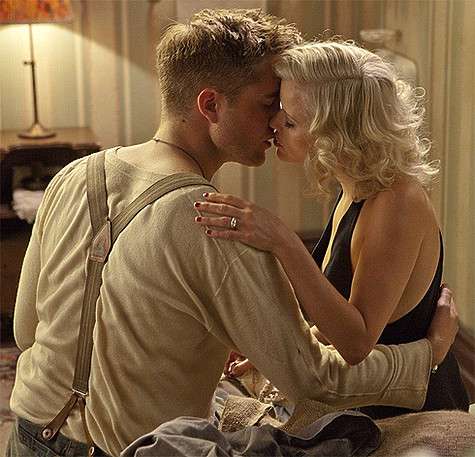 Во время поцелуя с Риз Уизерспун Роберт Паттинсон болел. Кадр из фильма «Воды слонам». Во время поцелуя с Риз Уизерспун Роберт Паттинсон болел. Кадр из фильма «Воды слонам».