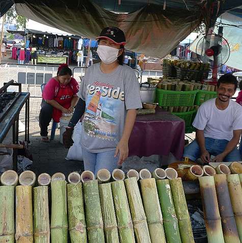 Эти бамбуковые палки на самом деле – тайский десерт Као Лам: внутри скрывается сладкий рис, запеченный с кокосовым молоком.