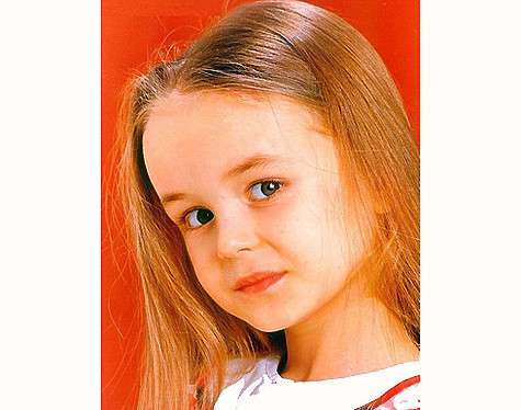 Маленькая Поля с детства обожает солнце и море. Фото: Instagram.com.