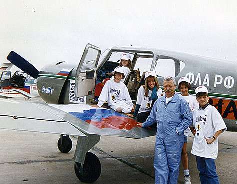 На снимках можно узнать еще совсем юного певца Сергея Лазарева. Фото: материалы пресс-служб.