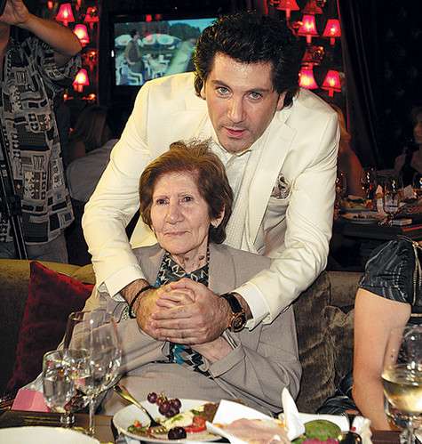 Маму артиста Марию Руссо усадили во главу стола, хотя ей от повышенного внимания прессы было несколько некомфортно. Фото: Геннадий Авраменко.