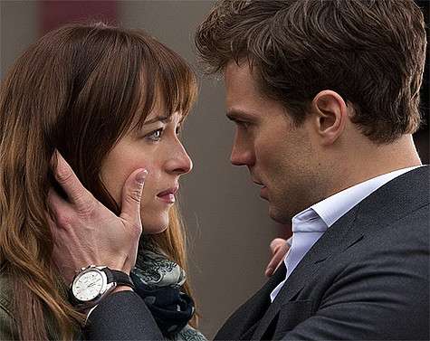 В том, что именно Джейми Дорнан стал мистером Греем, немаловажную роль сыграла Дакота Джонсон. Она была первой утверждена в картину «50 оттенков серого». А партнера подбирали так, чтобы он органично смотрелся с ней в паре. Кадр из фильма «50 оттенков серо