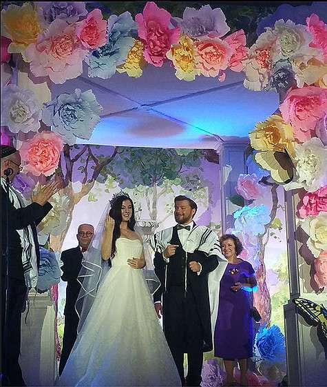 Молодожены провели обряд Хупа – это церемония бракосочетания по еврейским традициям. Фото: Facebook.com/elena.chekalova.