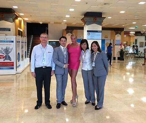 У многих наших знакомых есть фото в компании с улыбающейся Настей. Фото: Instagram.com.