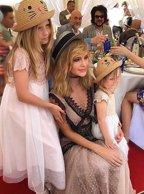 Глюк’oZa с дочерьми. Фото: Instagram.com.