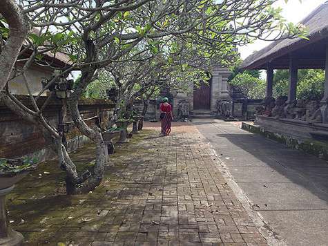 Храмы на острове - буквально на каждом шагу. Никто не потревожит тебя, если ты решишь провести в одном из них хоть целый день.