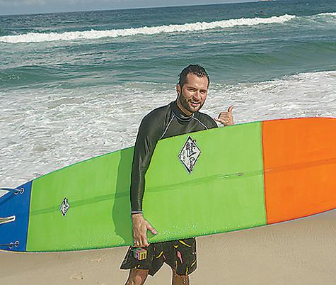Ираклий занимается серфингом несколько лет и катался в разных странах. Но такого удовольствия от общения с волнами, как в Бразилии, не испытал больше нигде. Фото: личный архив певца.