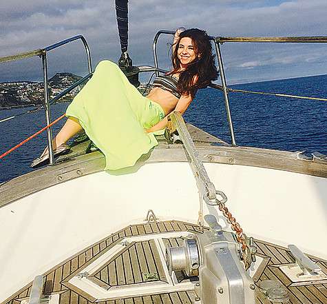 Анна Плетнева любит открывать для себя новые страны. Этим летом она наслаждалась красотами острова Мадейра. Фото: архив группы “ВИНТАЖ”.