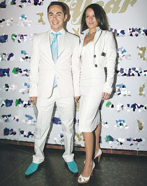 Официальная фотосессия с женой Аней и детьми у Тимура лишь одна. Но на светских мероприятиях он все равно с удовольствием позирует с супругой. Фото: Геннадий Авраменко.