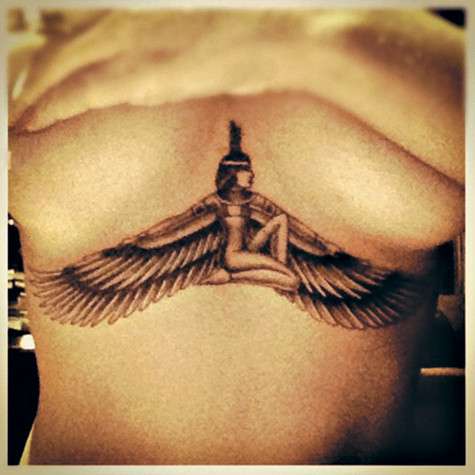 Новая татуировка Рианны. Фото: Twitter.com.