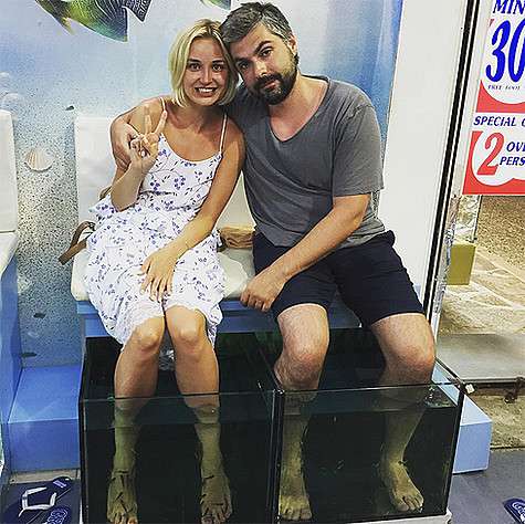 «Мы настоящие туристы. Пробуем всё! Мы смеялись так громко, что привлекли кучу туристов в это место, было очень щекотно!!!» - подписала Гагарина снимок, на котором они вместе с супругом пробуют процедуру «фиш-спа» (педикюр, который делают маленькие рыбки)