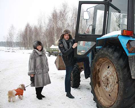 Друг Розы Сябитовой, актер Михаил Дорожкин, вместе с другими друзьями именинницы устроил ей два дня отдыха в деревенской обстановке, где вся компания с удовольствием отдохнула от городской суеты. Фото: личный архив Розы Сябитовой.