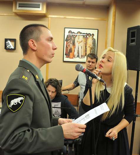 Роман Втюрин, выбравший в качестве своей наставницы Пелагею, в данный момент проходит службу в армии. Поэтому на репетиции ходит в военной форме, да еще и в сопровождении офицера части. Впрочем, на его голосе это обстоятельство никак не сказывается. Фото: