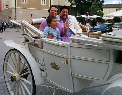 Анна Нетребко с сыном и женихом. Фото: Facebook.com/annanetrebko.