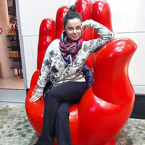 «Как в детстве! Сижу на ручке!!! Ляляля!!!» - прокомментировала Королева. Фото: Instagram.com/natellanatella.