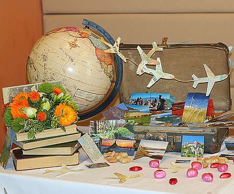 Если свадебный бюджет скромный, то для торжества стоит выбрать зал, в котором уже есть декорации. Фото автора.