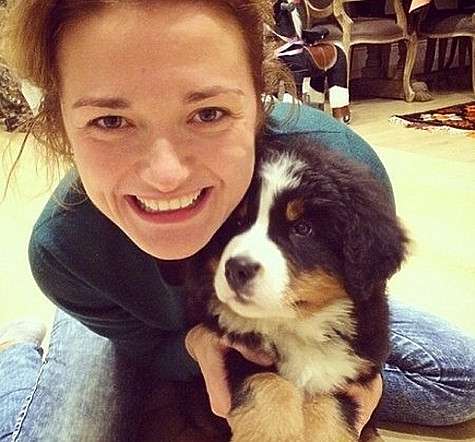 Надежда Михалкова с живым подарком от мужа. Фото: Instagram.com.