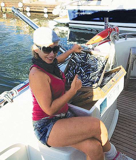 На рыбалке Елена провела несколько часов. И кроме насморка смогла поймать лишь мелкую рыбешку. Фото: личный архив. 