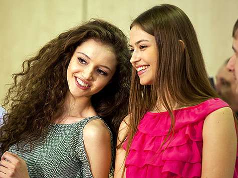 Жюри оценивает не только внешние данные, интеллект, но и способности конкурсанток общаться друг с другом. Фото: материалы пресс-служб.