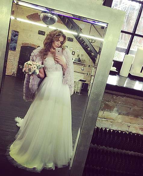 Алена Водонаева смутила своих поклонников снимками в свадебном платье. Фото: Instagram.com/alenavodonaeva.