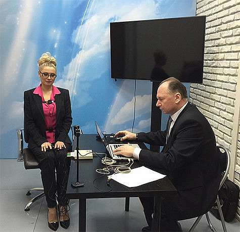 Чтобы доказать, что с розовым котенком все в порядке, Лена Ленина даже не побоялась пройти полиграф. Фото: материалы пресс-служб.