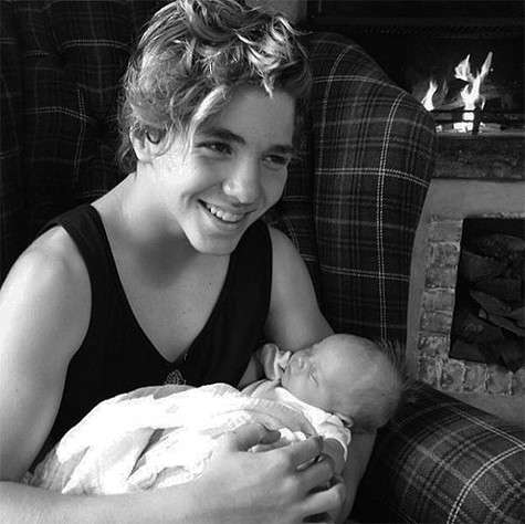 Сын Гая Ричи Рокко с младенцем на руках. Фото: Instagram.com.