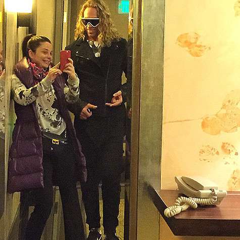 «Фото из серии «Вас снимает скрытая камера». На первом плане сильно белый телефон вписался!!!» - подписала Королева этот снимок. Фото: Instagram.com/natellanatella.