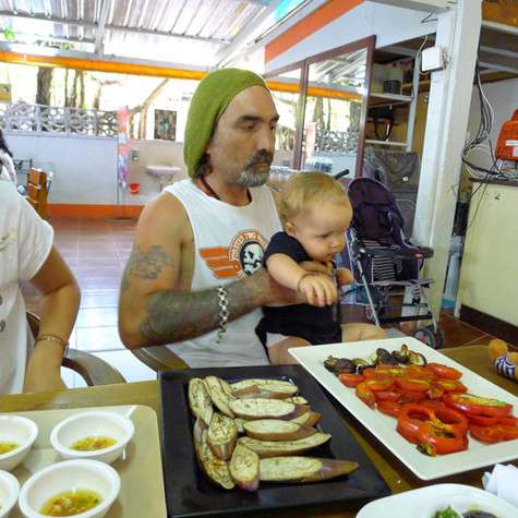 В любом местном кафе можно попросить приготовить овощи, которые можно давать и ребенку.